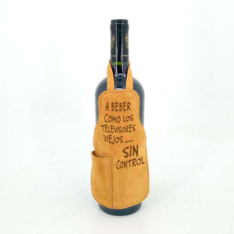 Cubre botella - Mini Pechera "A beber como los televisores viejos..."